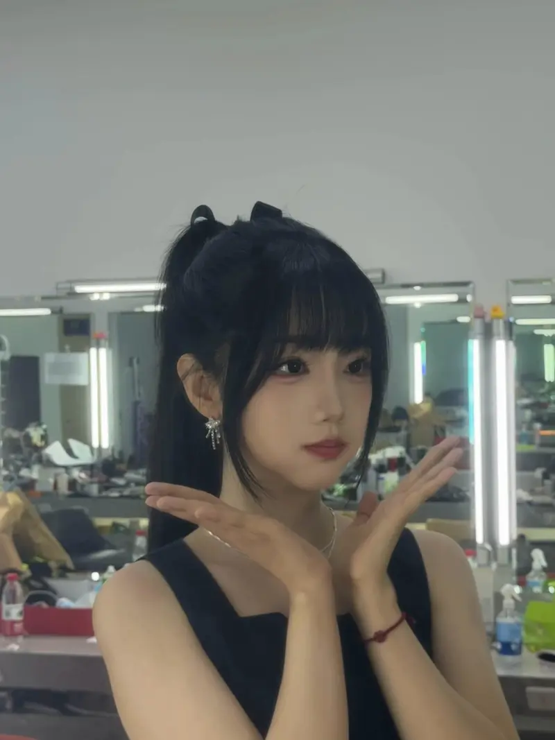 即时比分-主持十月晒照：收工~今日新增打卡下班照Pose️